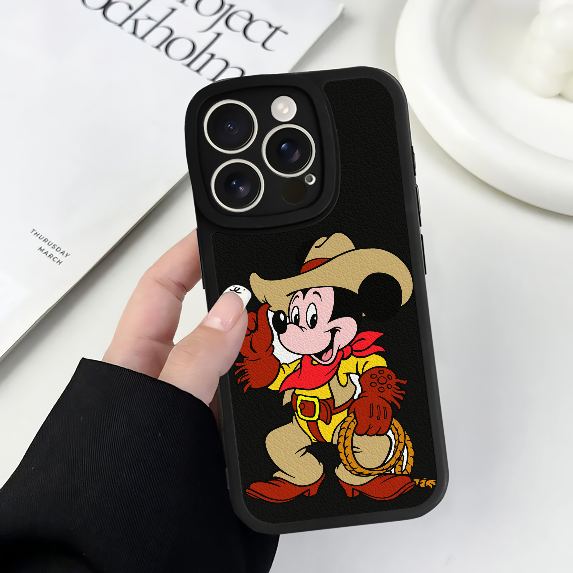 （画像用） ミッキーマウス Mickey Mouse 【iPhone 16シリーズ対応】シリコンスマホケース（レザー調） 材質：シリコン